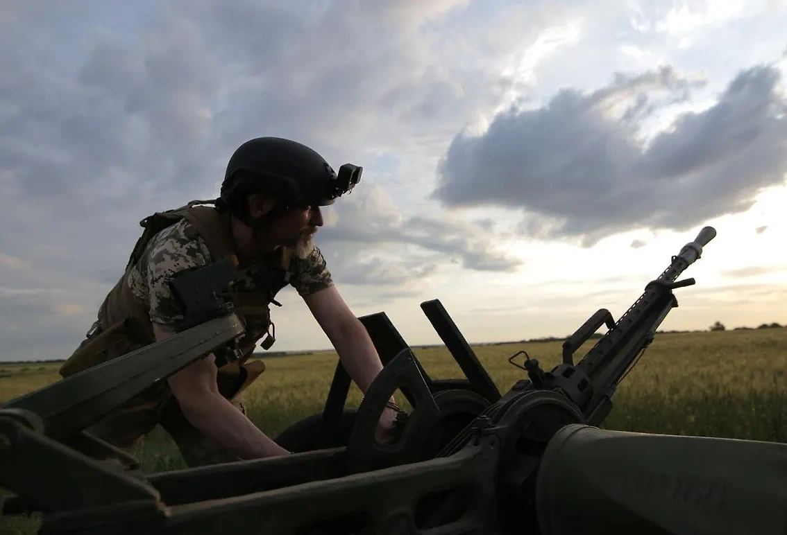 Украинский боец на позиции в зоне СВО. Обложка © Telegram / Zelenskiy / Official