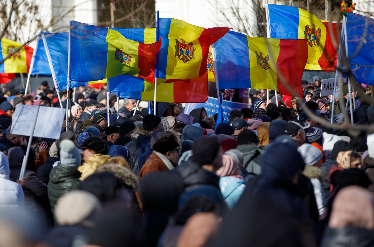 Оппозиционная акция в Кишинёве. Обложка © Shutterstock / FOTODOM / Ducu Rodionoff