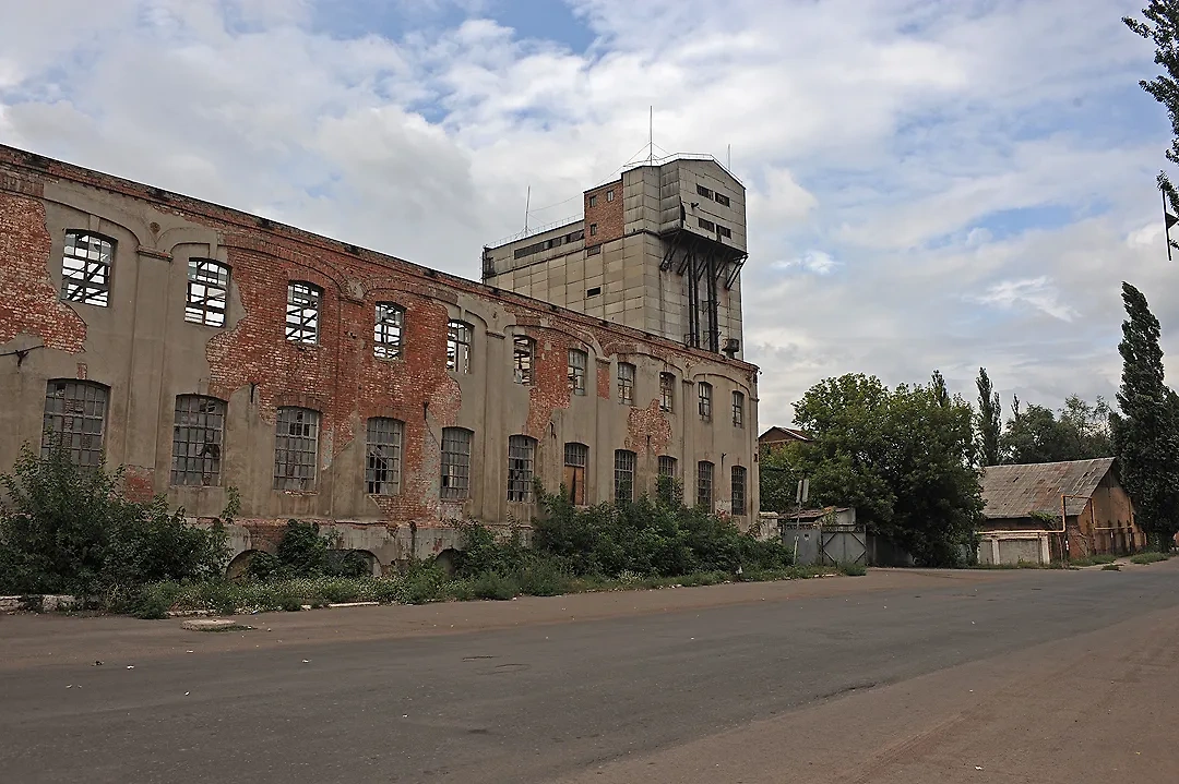 Улица в селе Нью-Йорк в зоне освобождаемого ВС РФ населенного пункта. Фото © Wikipedia / Валерий Дед