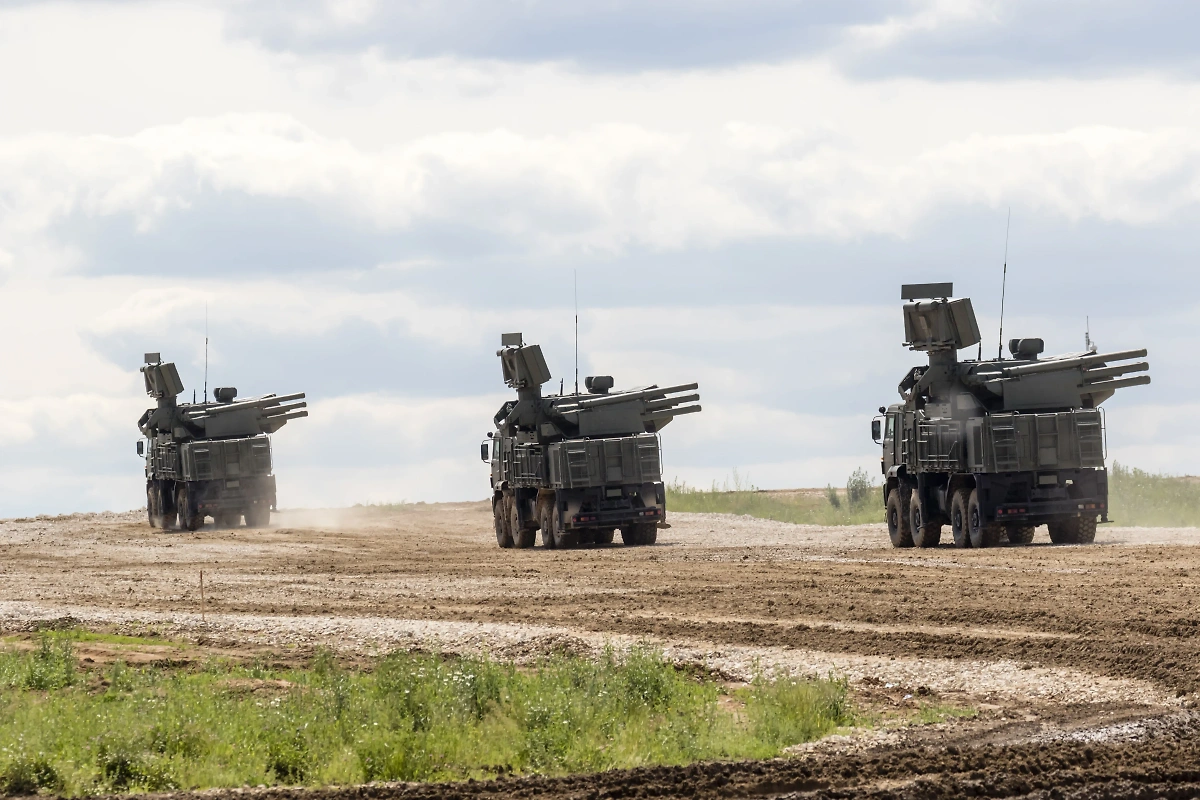 Системы ПВО «Панцирь-С1» на вооружении ВС России. Обложка © Shutterstock / FOTODOM / Degtyaryov Andrey