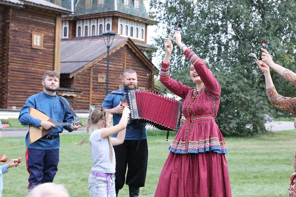 На территории «Коломенского» в Москве прошёл фестиваль «Урожай», посвящённый сбору яблок. Фото © Life.ru / Денис Киселёв