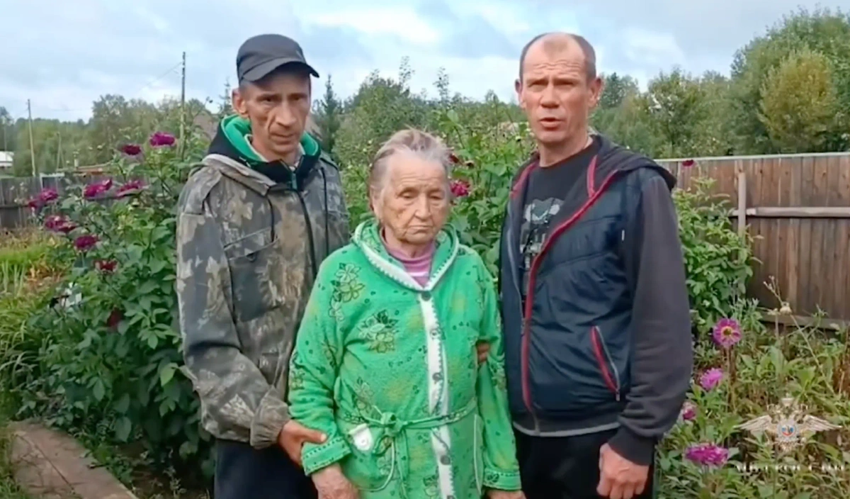 Спасённая пенсионерка Людмила Васильевна с сыновьями. Фото © Телеграм / Ирина Волк 