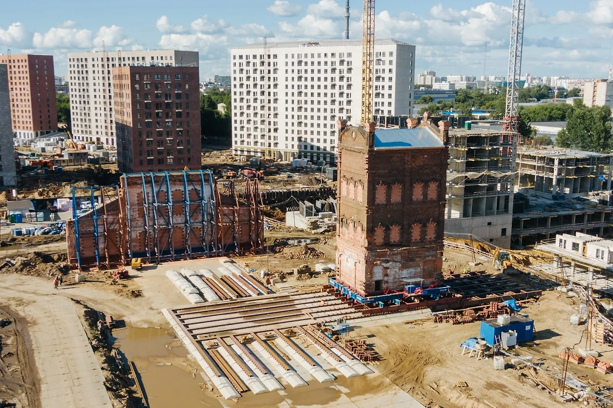 Передвижка водонапорной башни завода «Борец» на улице Складочной в 2020 году. Фото © stroi.mos.ru / Фото Группы ПИК