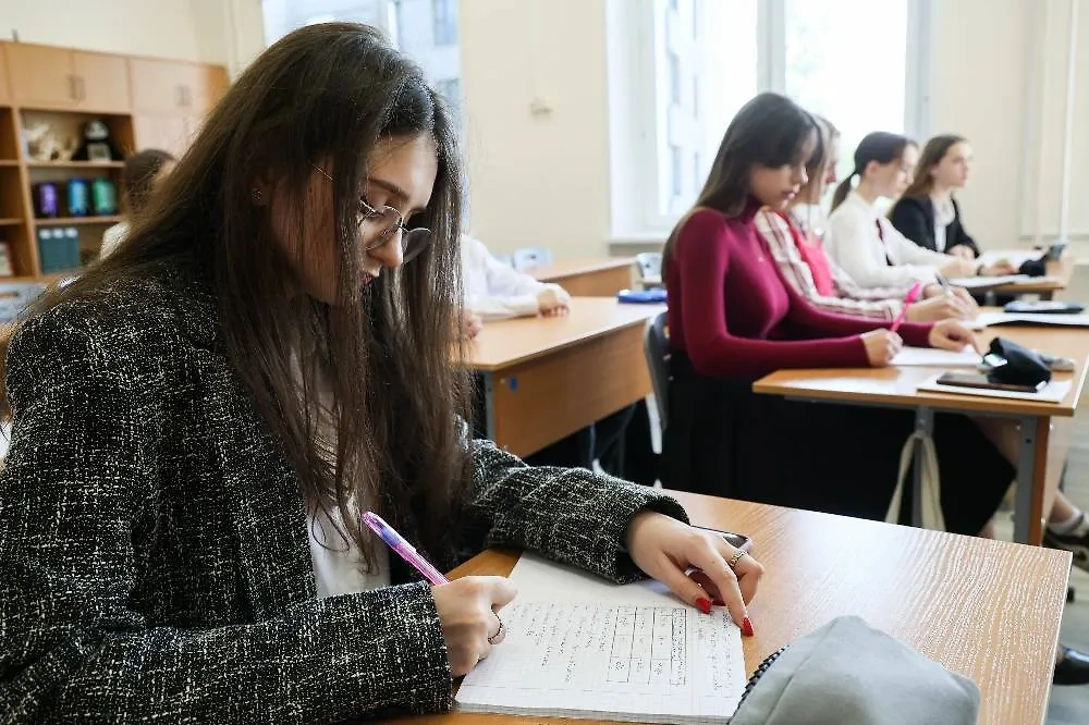 С 1 сентября школьникам запрещается пользоваться мобильными телефонами во время урока. Фото © ТАСС / Максим Григорьев