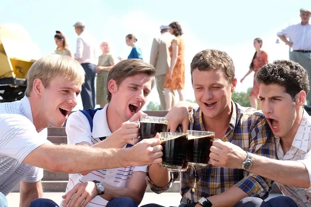 Сериал «СССР» рассказывает о тернистом пути четырёх друзей, вернувшихся из армии и полных надежд. Фото © kino-teatr