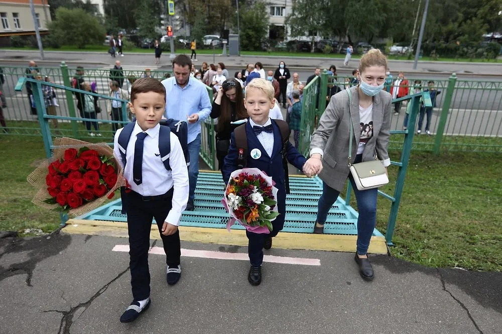 Школьники в День знаний. Обложка © АГН «Москва» / Кирилл Зыков