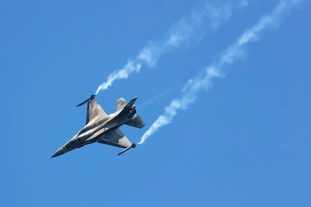 Истребитель F-16. Обложка © Shutterstock / FOTODOM / Soos Jozsef