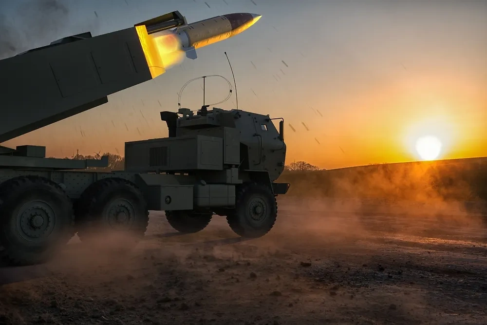 Комплекс Himars стреляет ракетой ATACMS. Обложка © Shutterstock / FOTODOM / Mike Mareen