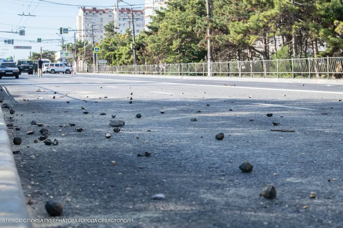 Части упавшей ракеты ATACMS и суббоеприпасов в Севастополе. Фото © Telegram / РаZVожаев