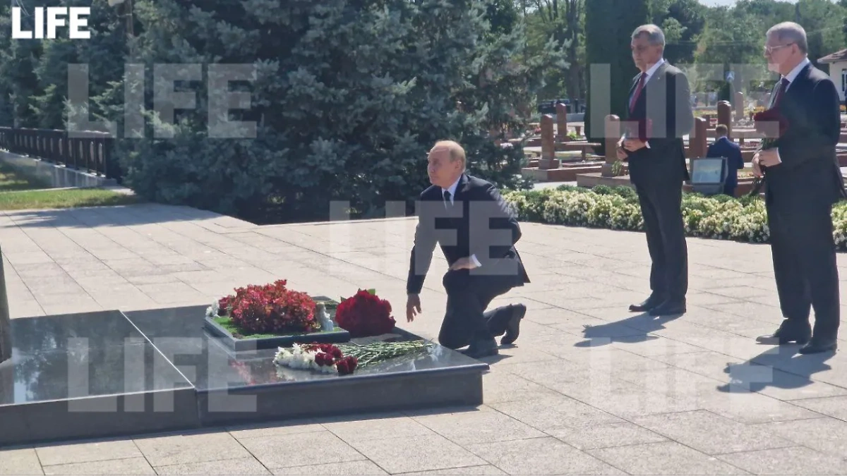 Путин опустился на колени перед памятником жертвам теракта в Беслане. Обложка © Life.ru 