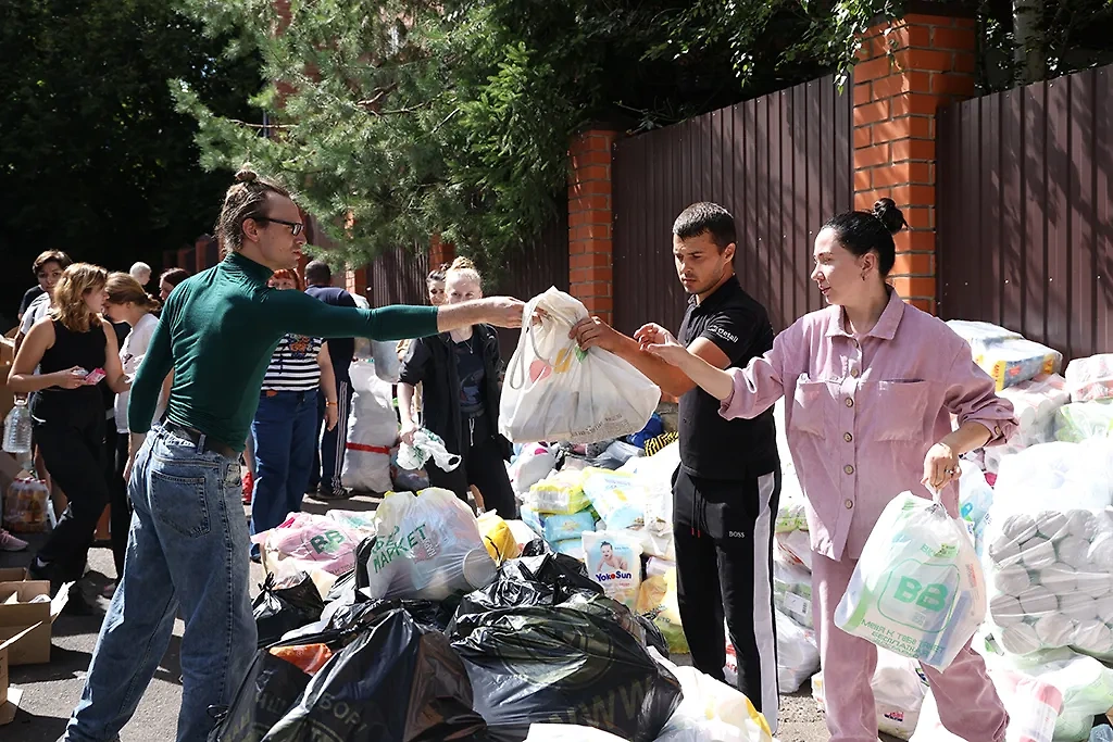 Сбор гуманитарной помощи для эвакуированных жителей приграничных районов Курской области. Фото © ТАСС / Владимир Гердо