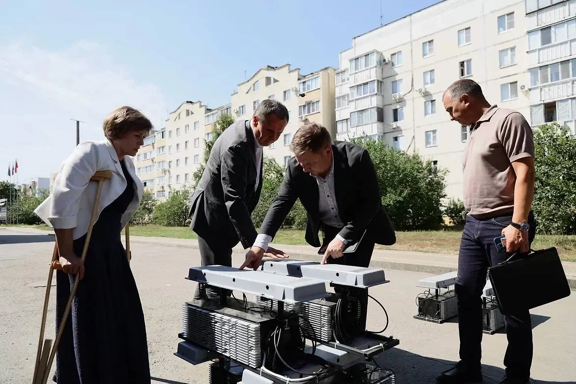 Губернатор Вячеслав Гладков около средств РЭБ для оснащения транспорта в Белгородской области. Фото © Telegram / Вячеслав Гладков