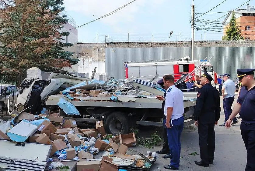 В Калуге грузовик врезался в УФСИН. Фото © Telegram / Прокуратура Калужской области