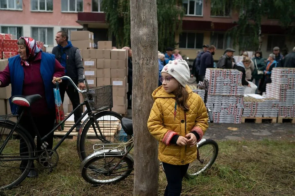 Девочка во время раздачи гуманитарной помощи в Харьковской области. Обложка © AP Photo/Leo Correa/ТАСС 