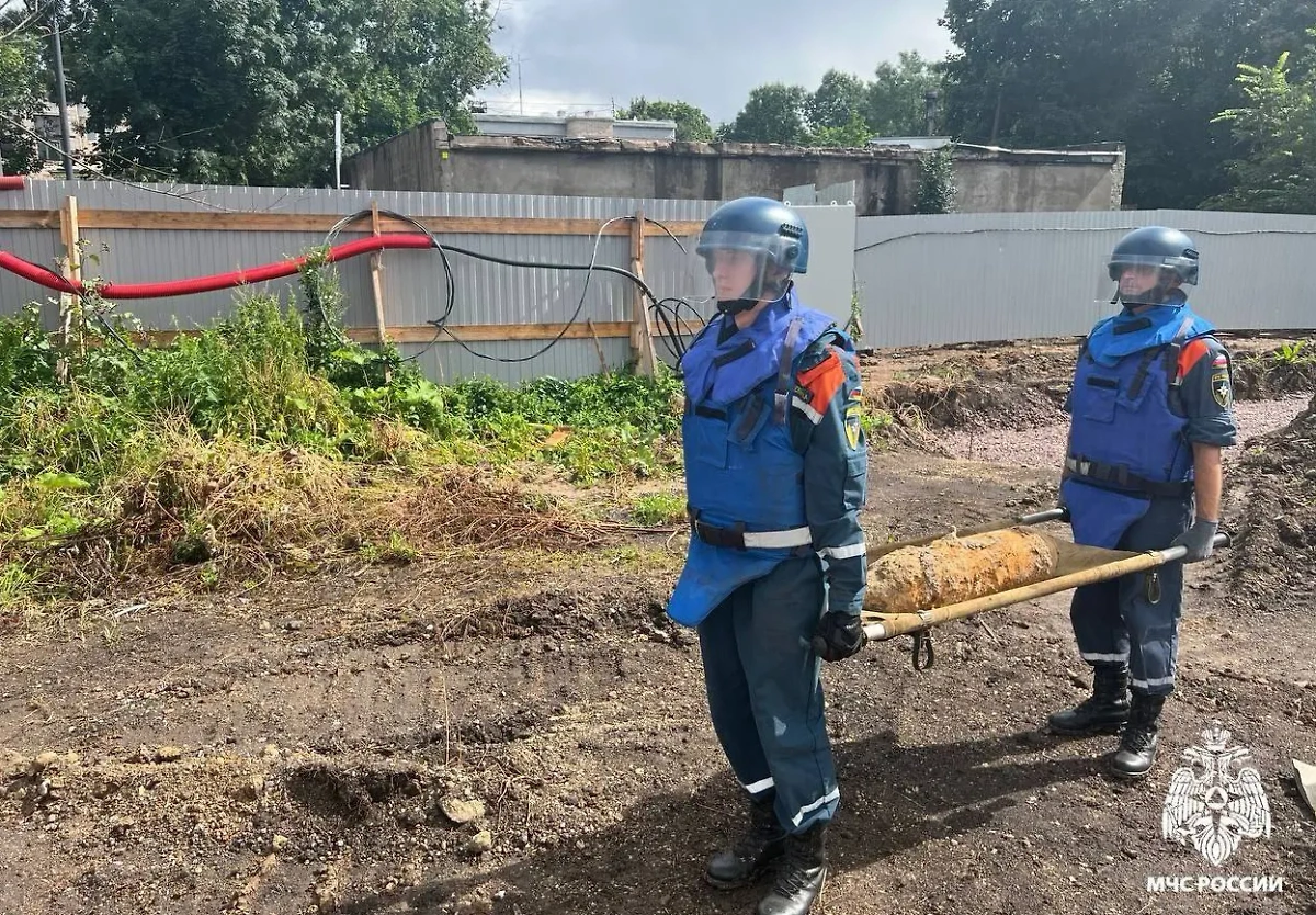 Петербургские пиротехники обезвредили бомбу времён ВОВ. Фото © Telegram / МЧС РФ