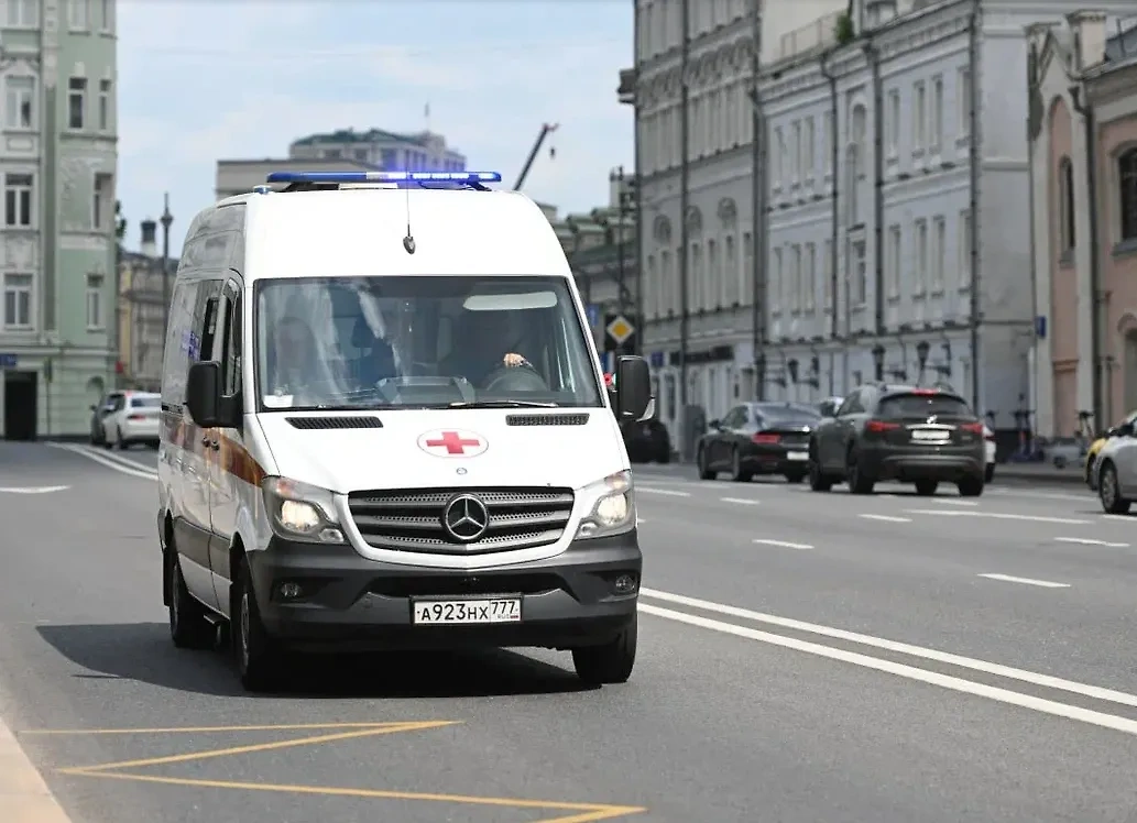 В Москве медикам потребовалась помощь с транспортировкой пациента весом в 300 кг. Обложка © Life.ru