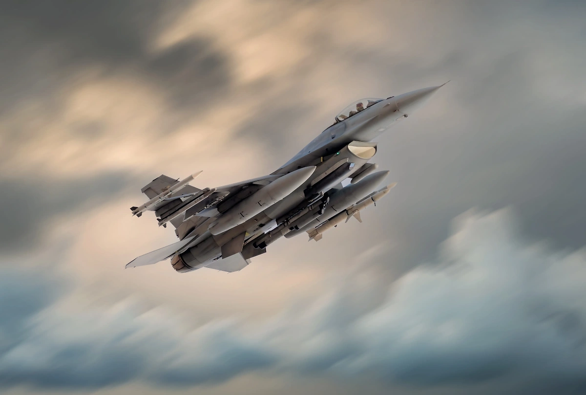 F-16. Обложка © Shutterstock/FOTODOM/Christopher Chambers