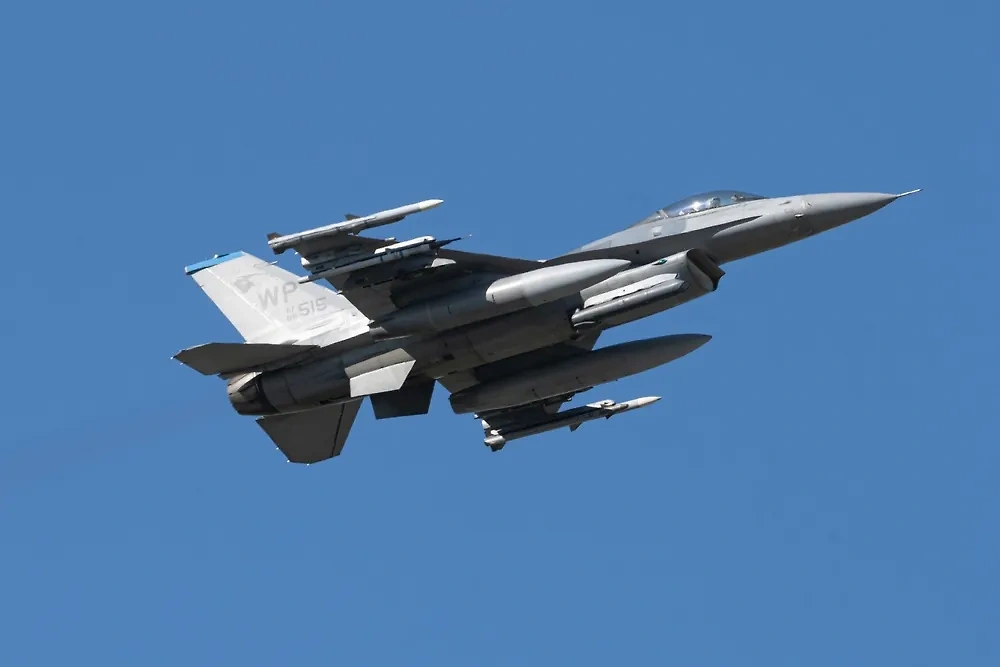 Истребитель F-16. Обложка © Shutterstock / FOTODOM / Aqeela_Image