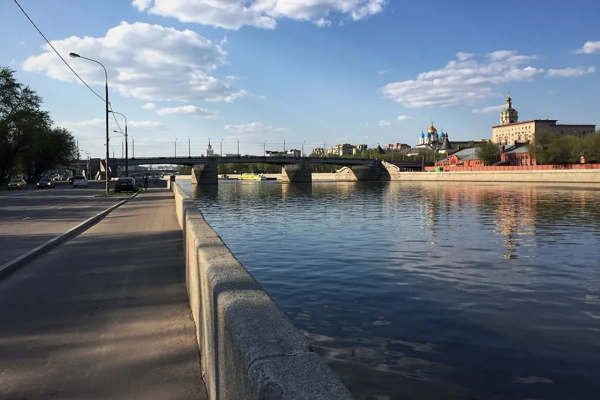 Набережная Москвы-реки, где едва не утонул мужчина. Фото © SHOT