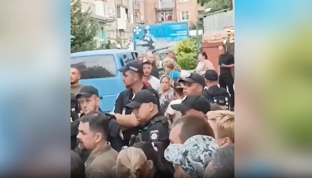 В Ковеле трёх мужчин освободили в военкомате после протестов. Видео © Telegram /  Koвелi медиа