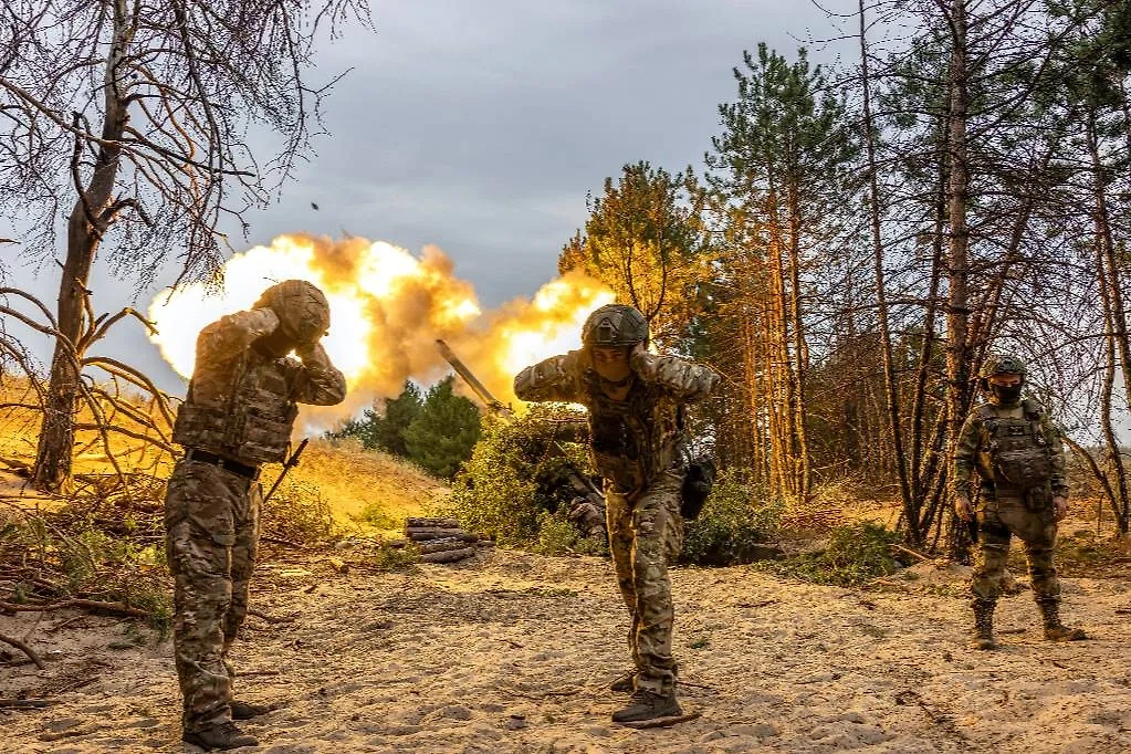 Военнослужащие во время боевой работы артиллерийского подразделения крымской бригады береговой обороны в зоне проведения специальной военной операции. Обложка © ТАСС / Алексей Коновалов