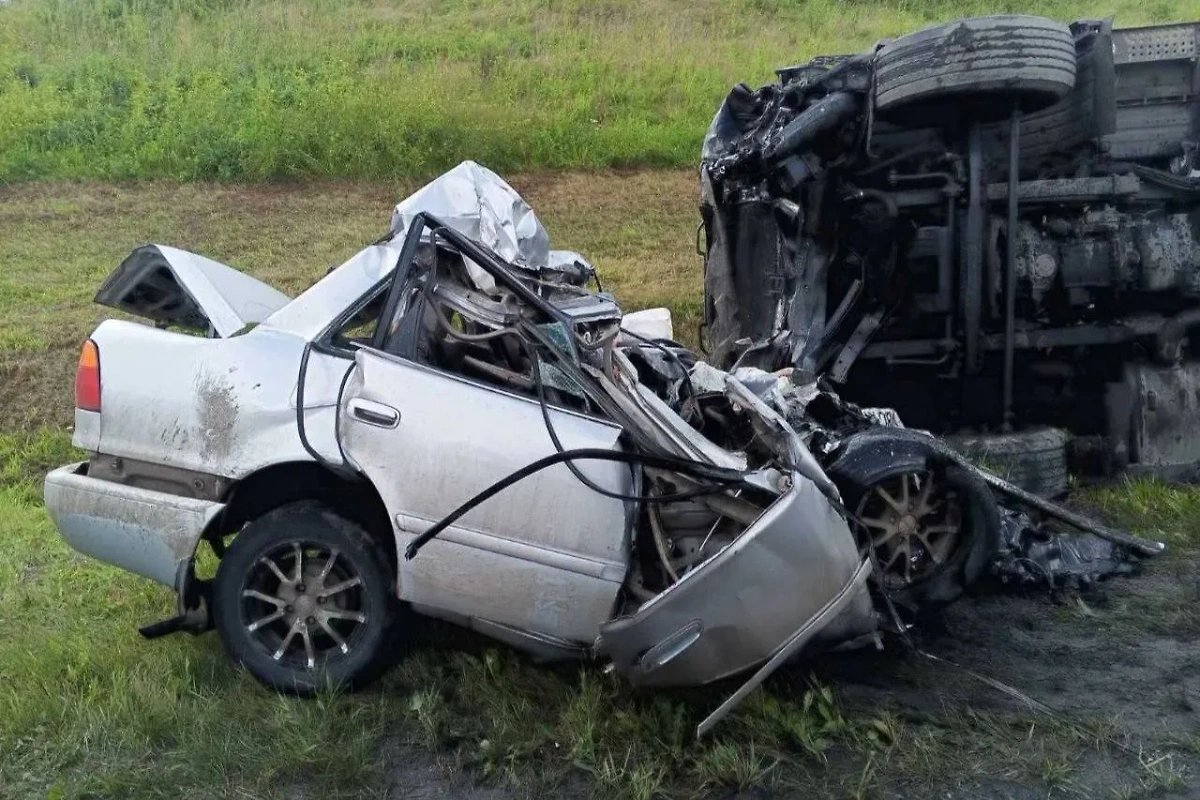 Последствия смертельной аварии под Красноярском. Фото © Telegram / МВД по Красноярскому краю