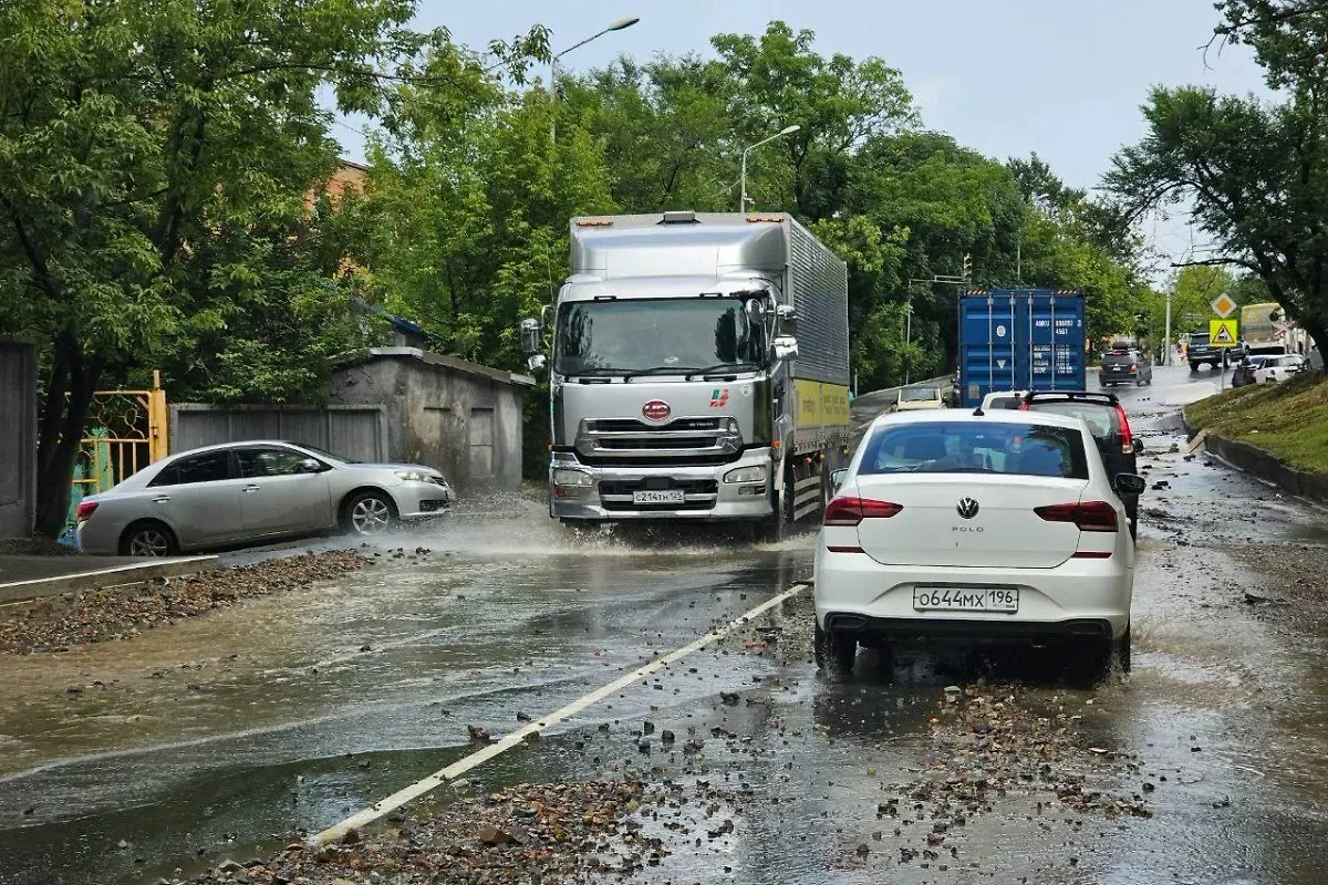 Водители фур больше часа стоят на Калинина в ожидании проезда в порт. Обложка © Telegram / NewsVLru