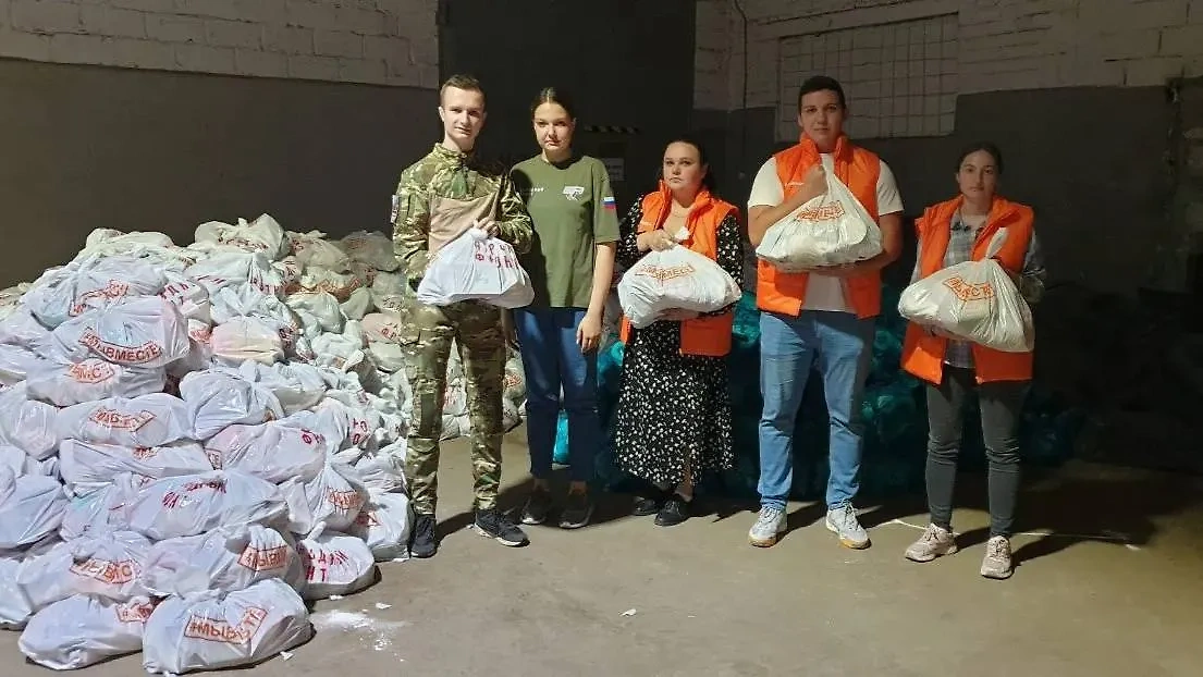 Волонтёры помогают жителям Курской области. Обложка © Предоставлено Life.ru