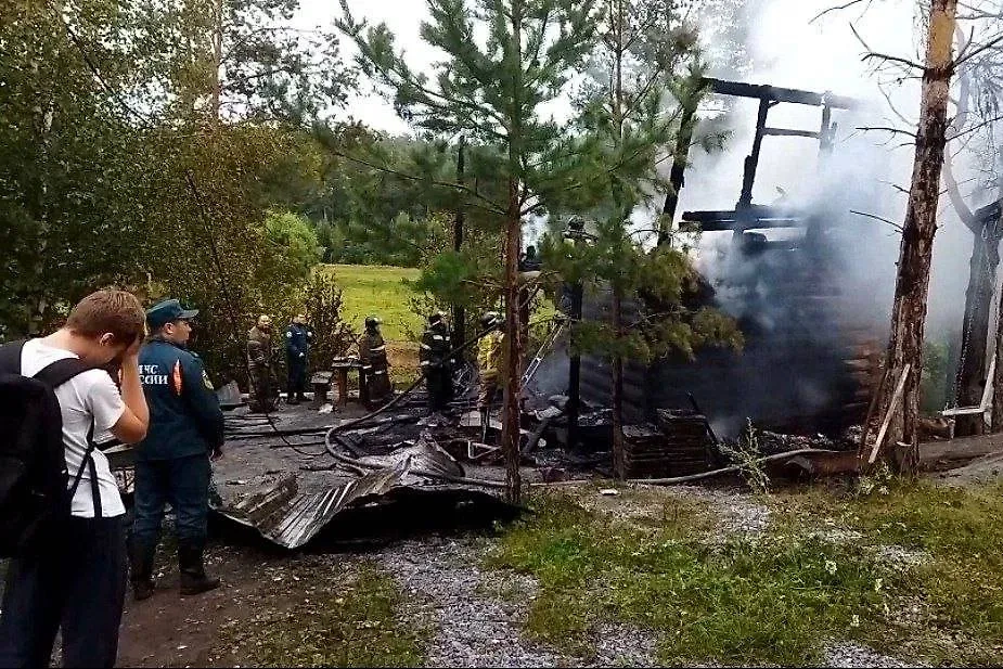 В Миасском округе Челябинской области в пожаре погиб 13-летний мальчик, ещё двое детей успели спастись. Обложка © Telegram / МЧС России