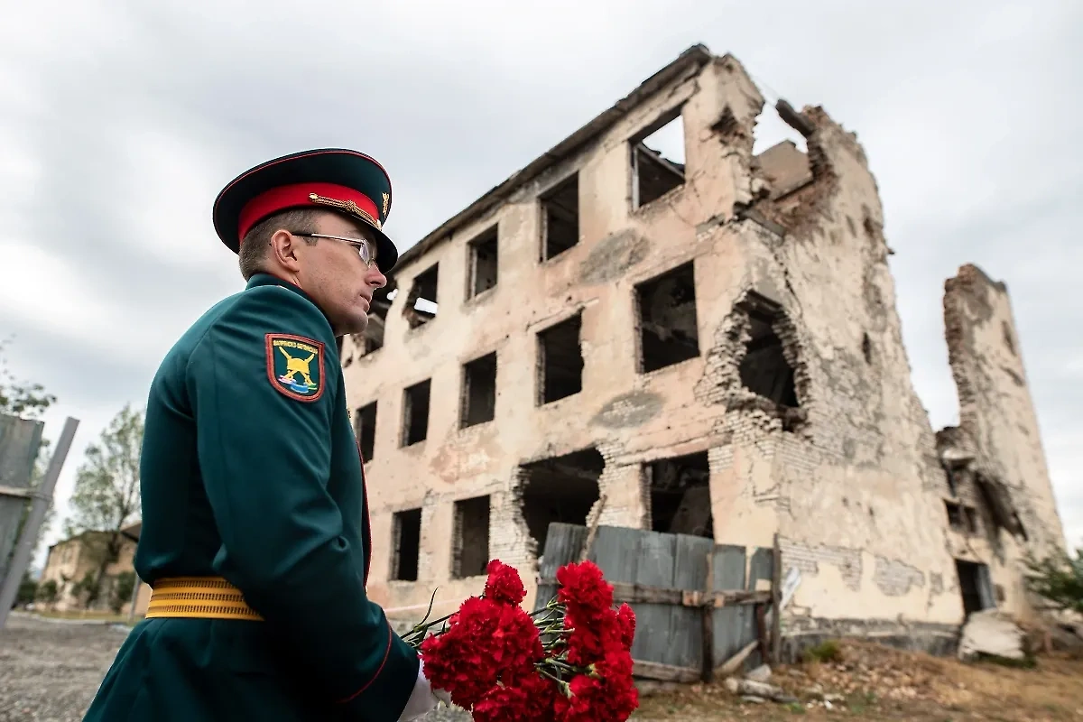 Южная Осетия. Цхинвал. Военнослужащий на церемонии возложения цветов к поклонному кресту у здания в микрорайоне Шанхай, где до начала вооружённого грузино-южноосетинского конфликта 8 августа 2008 года располагалась база российских миротворческих сил. Обложка © ТАСС / Сергей Бобылев