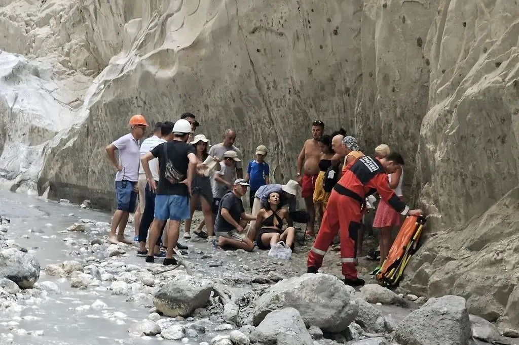 Подготовка к эвакуации пострадавших. Фото © X / FETHİYE HABER