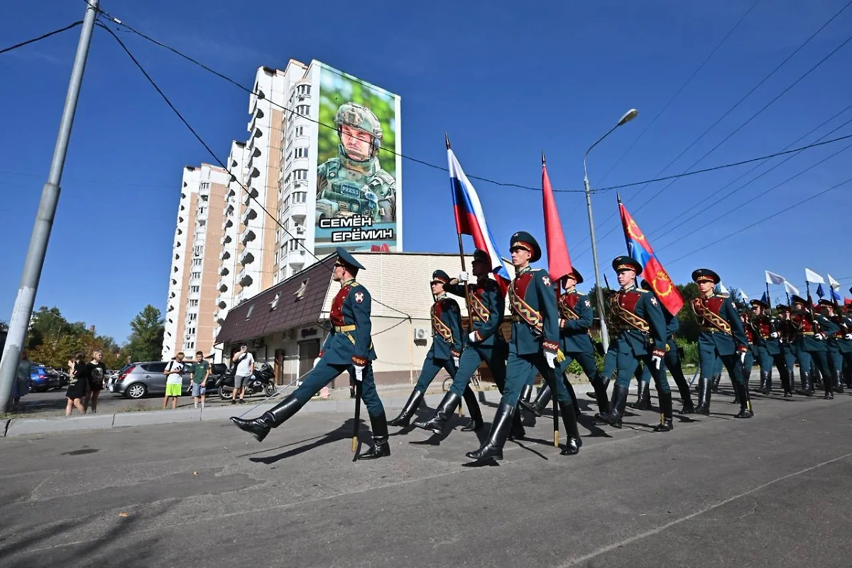 Открытие мурала в честь погибшего военкора Семёна Ерёмина. Фото © Telegram / Игорь Брынцалов