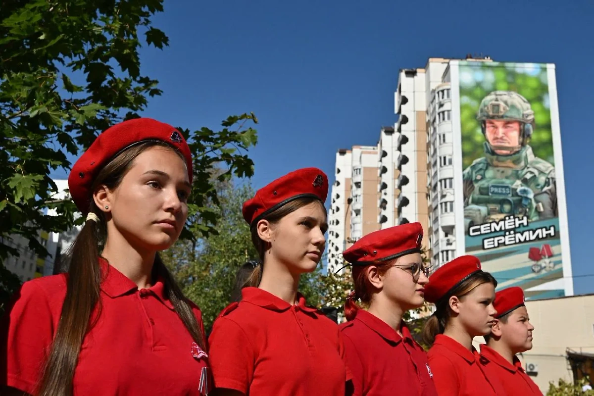 Открытие мурала в честь погибшего военкора Семёна Ерёмина. Фото © Telegram / Игорь Брынцалов