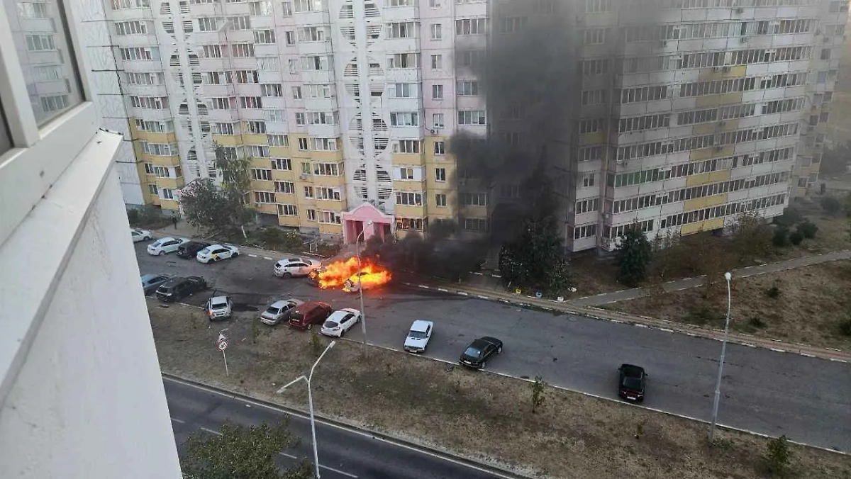 Горящие автомобили в Белгороде после обстрела ВСУ. Обложка © SHOT