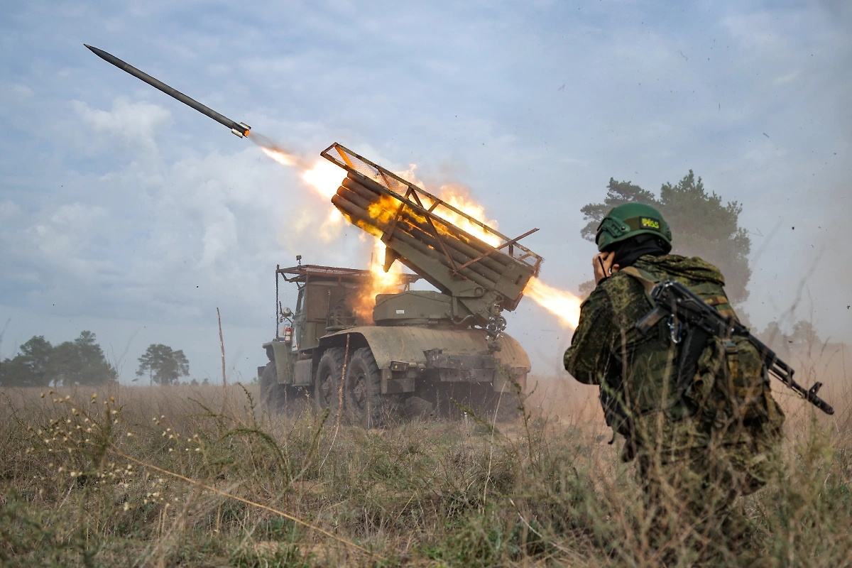 Военнослужащий расчёта реактивной системы залпового огня «Град» 80-й отдельной мотострелковой бригады в зоне проведения специальной военной операции. Фото © ТАСС / Алексей Коновалов