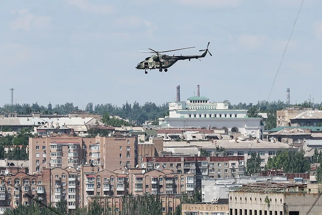 Вертолёт Ми-8 ВКС России над Донецком. Фото © ТАСС / Дмитрий Ягодкин 