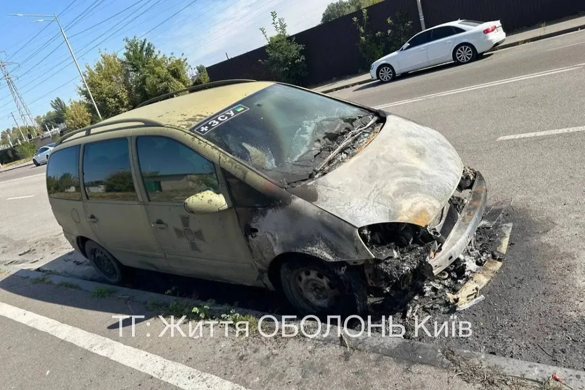 Одна из сгоревших машин военных в Киеве. Фото © Telegram / Жизнь ОБОЛОНЬ Киев