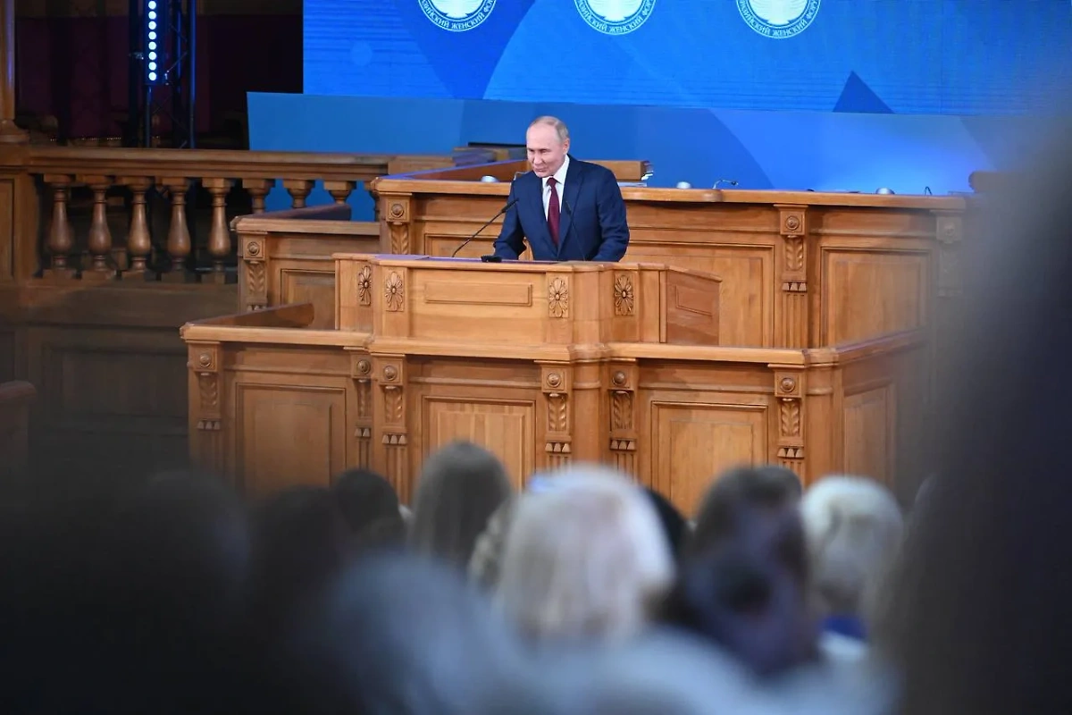 Путин на Евразийском женском форуме в Санкт-Петербурге. Обложка © Life.ru