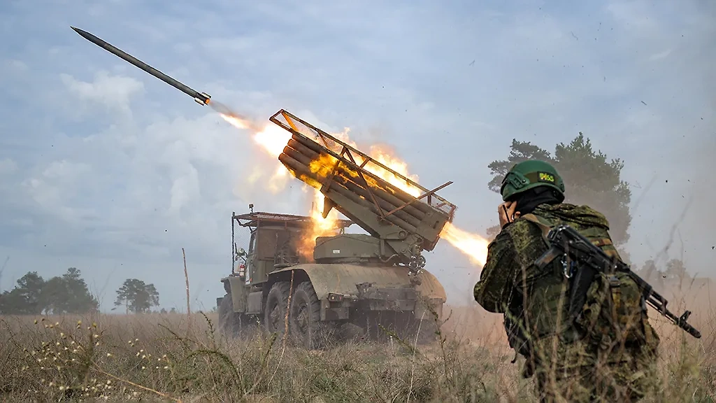 Военнослужащий расчёта реактивной системы залпового огня «Град». Обложка © ТАСС / Алексей Коновалов