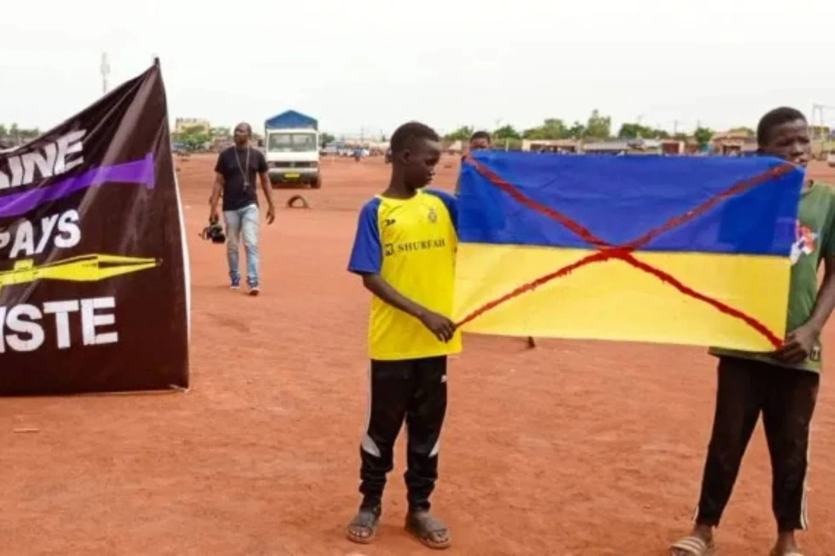 Протест в Буркина-Фасо против поддержки Украиной террористов. Обложка © Burkina24.ru