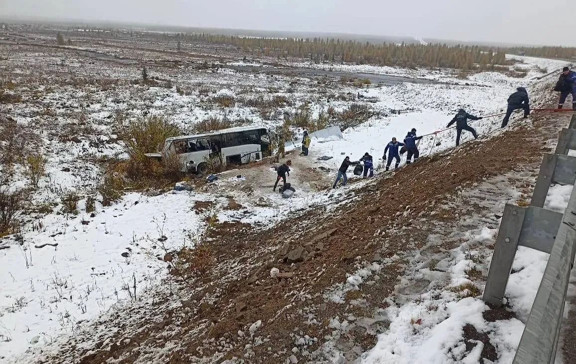 Последствия ДТП с участием автобуса в Якутии. Фото © Telegram / МЧС Республики Саха (Якутия) / УпрДор