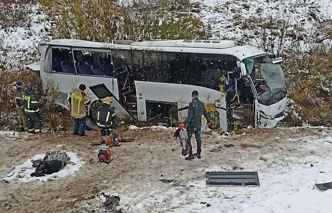 Последствия ДТП с участием автобуса в Якутии. Обложка © Telegram / МЧС Республики Саха (Якутия) / УпрДор