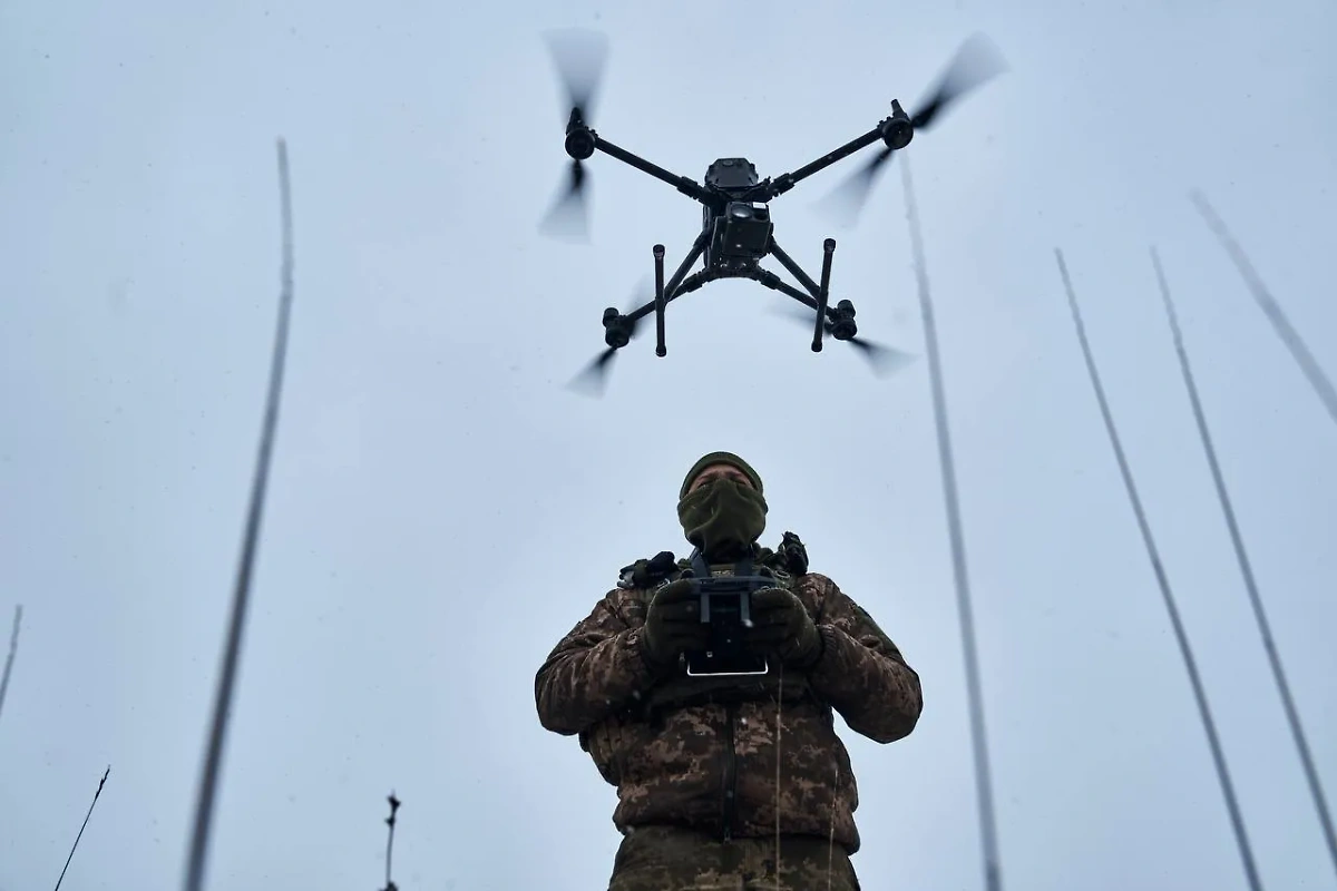 Боец ВСУ с дроном. Обложка © mil.gov.ua
