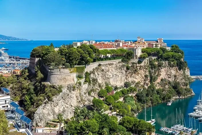 Княжеский дворец стоит в центре Монако на скале. Фото © Shutterstock / FOTODOM / Sergii Figurnyi