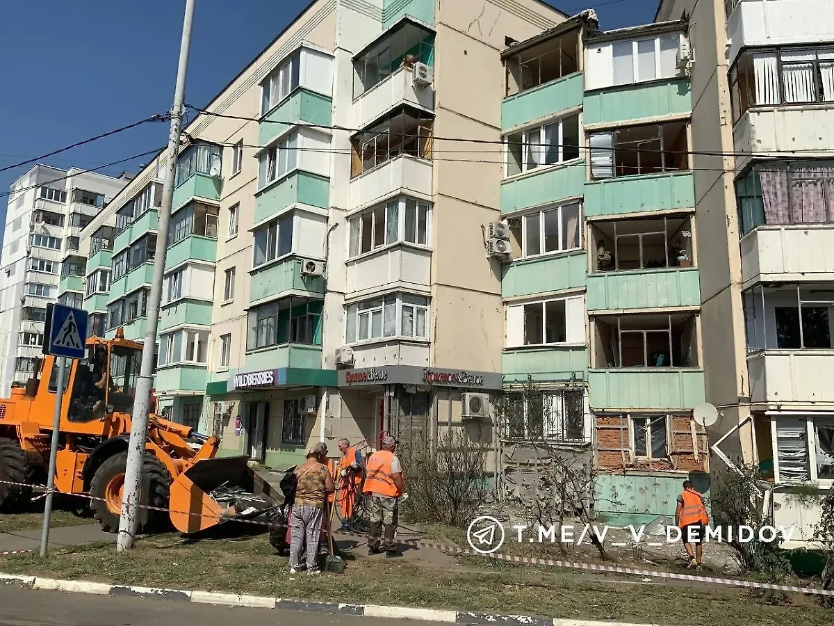 Повреждённые при обстреле ВСУ дома в Белгороде. Обложка © Telegram / ДЕМИДОВ