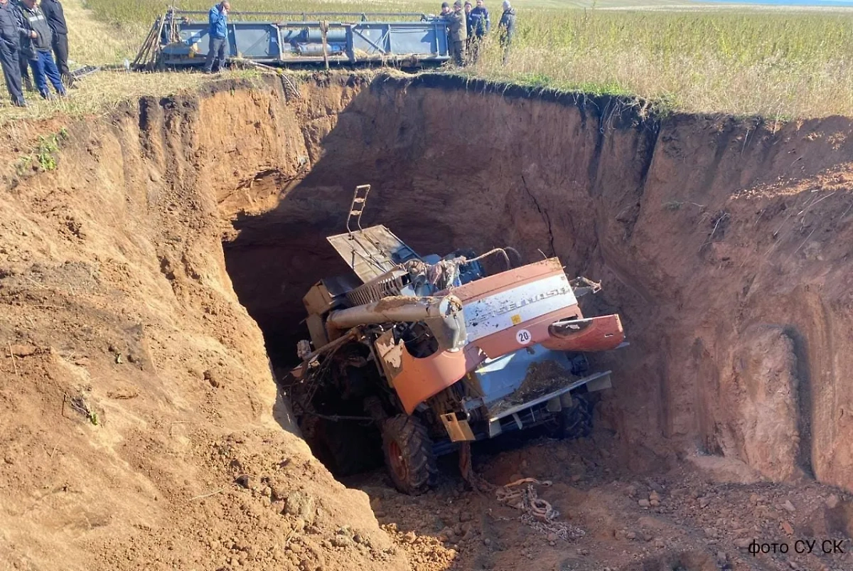 Под Иркутском в воронку провалился комбайн, внутри был водитель. Обложка © VK / Прокуратура Иркутской области