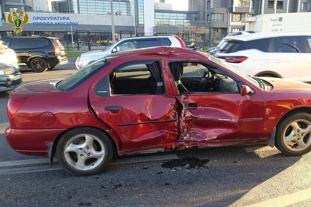 В Москве легковушка столкнулась с мотоциклом. Обложка © Telegram / Прокуратура Москвы