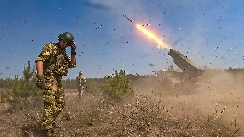 Военнослужащий во время боевой работы самоходной реактивной системы залпового огня (РСЗО) «Град» в зоне проведения СВО. Обложка © ТАСС / Алексей Коновалов