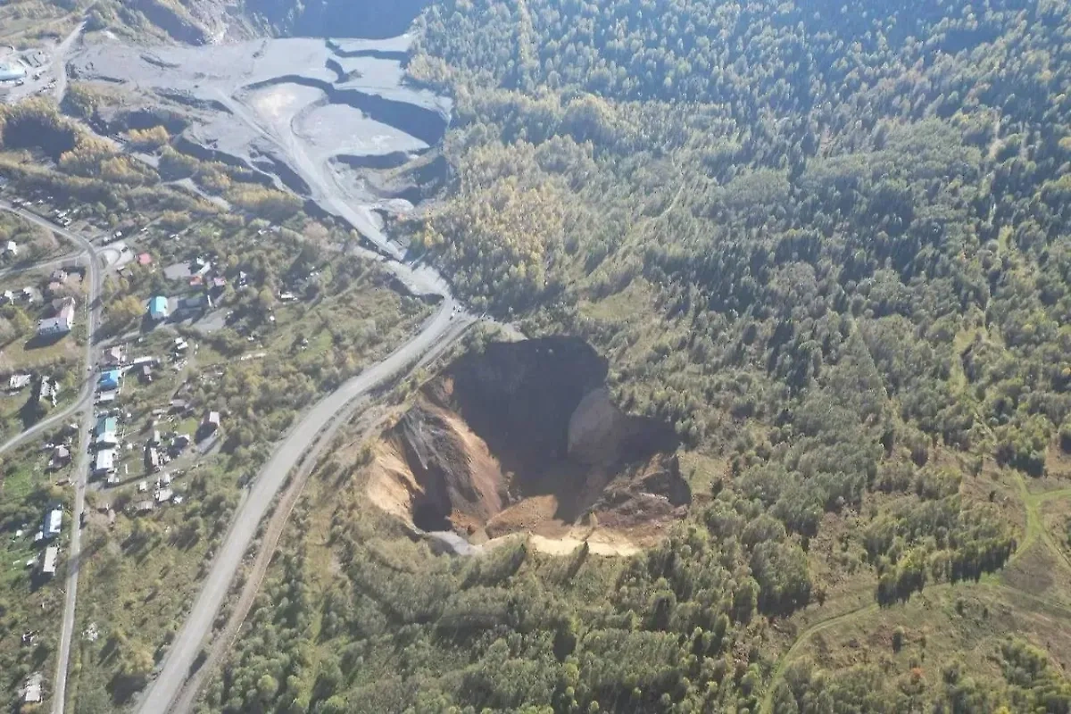 Большая воронка в земле в Кемеровской области. Фото © Telegram / Кемерово с огоньком