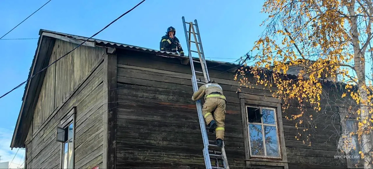 Сотрудники МЧС на пожаре в Якутске. Обложка © Telegram / МЧС России